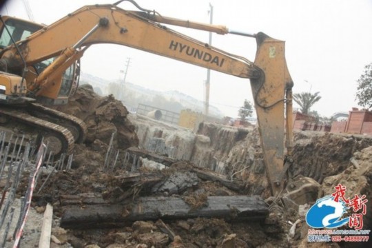 南京挖出一米長(zhǎng)古劍:仍然鋒利 彎曲自如(圖) 南京挖出一米長(zhǎng)古劍:仍然鋒利 彎曲自如(圖)