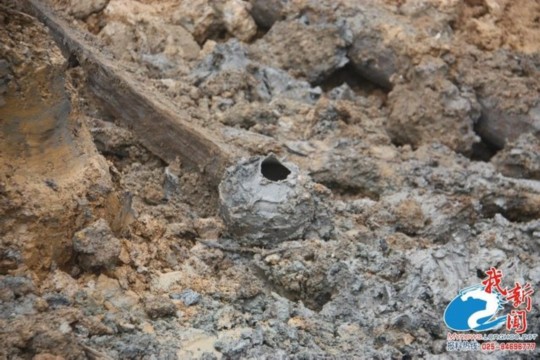 南京挖出一米長(zhǎng)古劍:仍然鋒利 彎曲自如(圖) 南京挖出一米長(zhǎng)古劍:仍然鋒利 彎曲自如(圖)