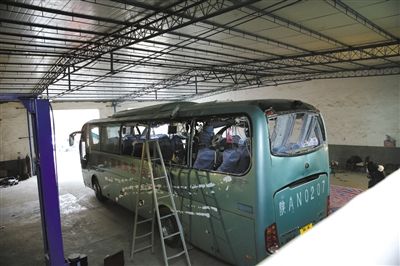 爆炸客車內部已經(jīng)面目全非。據(jù)華商報