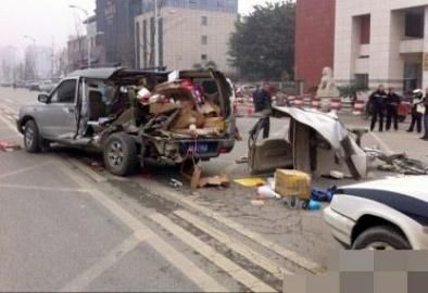 一輛越野車在車禍中受損嚴(yán)重。圖據(jù)網(wǎng)絡(luò)