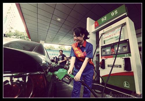 近日，有網(wǎng)友針對(duì)“超標(biāo)40倍事件”評(píng)價(jià)說：“國(guó)內(nèi)加油站在油里加水是普遍現(xiàn)象。只是量多量少的問題，車主