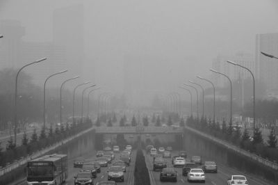 東三環(huán)農(nóng)展橋附近能見度很低。