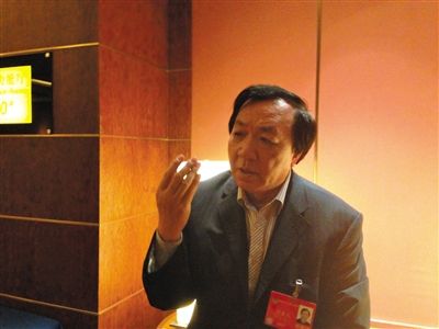 　昨日，在接受采訪時(shí)，何香久強(qiáng)調(diào)，大多公務(wù)員是勤勉工作的。