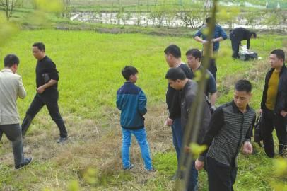 少年指認藏槍地點。