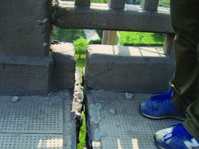 圖為大橋17號墩處橋面裂縫。梅建明 攝