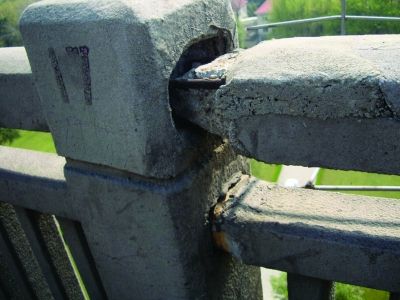 圖為大橋17號墩處橋面裂縫。梅建明 攝