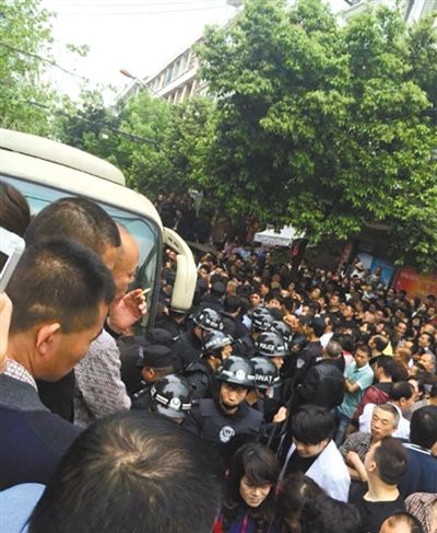 4月19日，蒼南縣靈溪鎮(zhèn)城管打人事件現(xiàn)場(chǎng)。網(wǎng)絡(luò)截圖