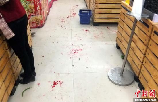   5月8日上午8時10分左右，江西省撫州市黎川縣日峰鎮(zhèn)家家樂超市發(fā)生一起持刀傷人案件。