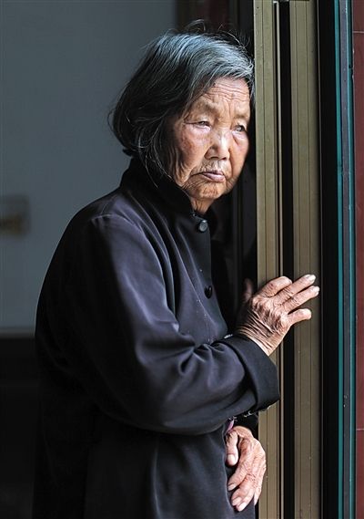 為了能“睡棺木”土葬，潘秀英四次喝農(nóng)藥自殺，后被搶救過來。