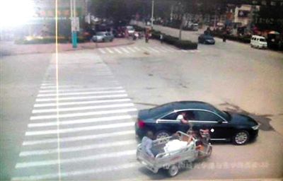 23日中午，陳母被突然噴毒。新京報(bào)記者 王瑞鋒 攝