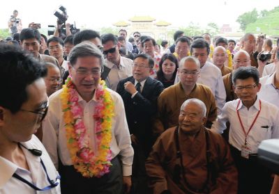 張志軍步入禮敬大廳。 張志軍步入禮敬大廳。