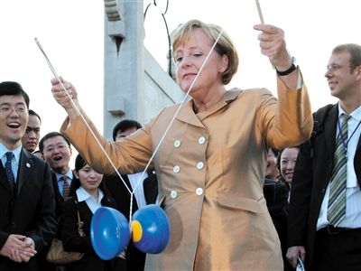 2007年8月27日，北京，默克爾正在玩扯鈴。