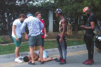 外籍男子路邊發(fā)現(xiàn)醉漢將其圍住。