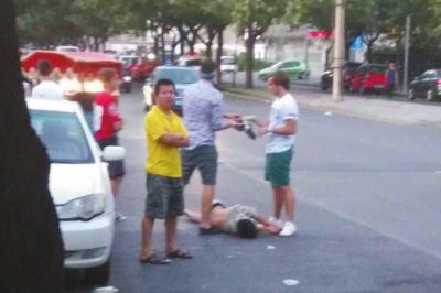 拍照結(jié)束后將醉漢放在馬路上。