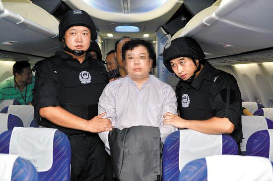 廣東警方機場移交在逃境外經(jīng)濟嫌犯 記者 湯銘明 通訊員 粵公宣 攝 廣東警方機場移交在逃境外經(jīng)濟嫌犯 記者 湯銘明 通訊員 粵公宣 攝