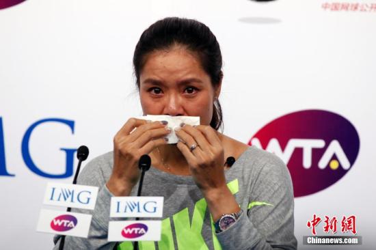 9月21日，李娜在北京召開退役發(fā)布會。圖為李娜在發(fā)布會上落淚。中新社發(fā) 韓海丹 攝