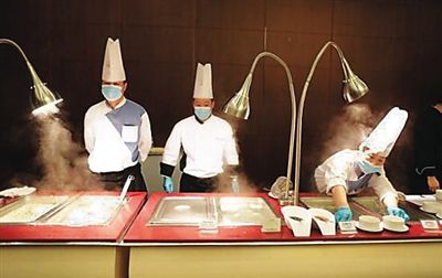 　工作人員在餐廳忙碌。（網(wǎng)絡(luò)圖片）