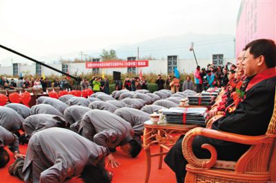 網(wǎng)絡(luò)上流傳的北京鳳凰嶺書院開學(xué)典禮上學(xué)員跪拜老師的照片?！肮虬荨币鹆瞬簧倬W(wǎng)友質(zhì)疑。