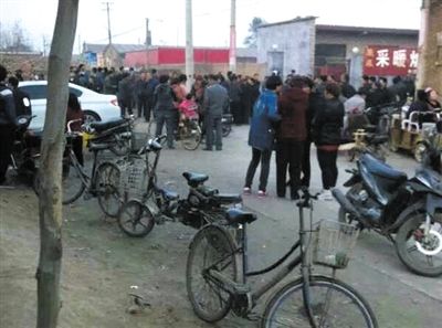 　11月9日下午，暴力催債的社會人員持械進入獻縣安莊后，村民們聚集在一起準備反抗。村民供圖