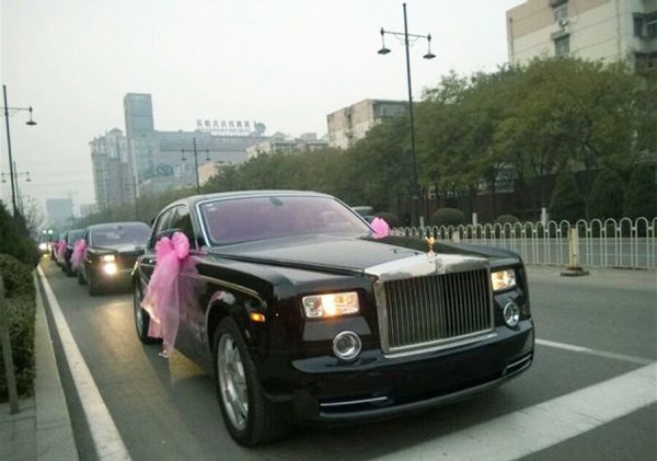 　11月23日，河北唐山街頭現(xiàn)價(jià)值超過2個(gè)億的婚禮車隊(duì)。