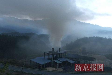 污染企業(yè)排放煙塵。當?shù)鼐W(wǎng)友供圖