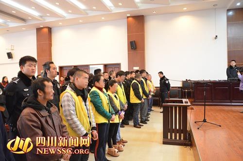 胡寶寶（右四）等接受集中宣判。