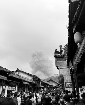 成都龍泉驛區(qū)洛帶古鎮(zhèn)的游客拍到爆炸瞬間濃煙滾滾。