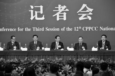 昨日，政協(xié)十二屆三次會議舉行記者會，五位嘉賓回答中外記者提問。京華時報記者王海欣攝