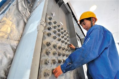 工人在內(nèi)部安裝鋼結(jié)構(gòu)。