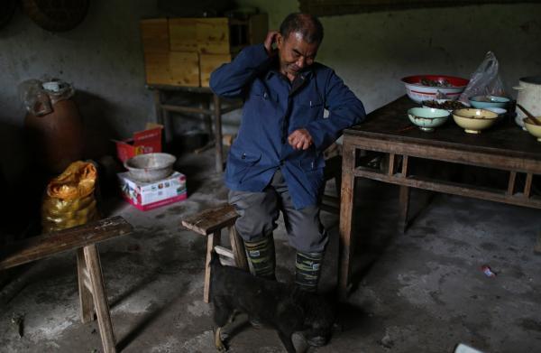 高齡農(nóng)民工:靠吃肉補(bǔ)充體力 靠染發(fā)躲過(guò)檢查 高齡農(nóng)民工:靠吃肉補(bǔ)充體力 靠染發(fā)躲過(guò)檢查