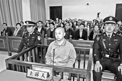 4月14日，趙志紅（前中）在庭審現(xiàn)場 供圖/新華社