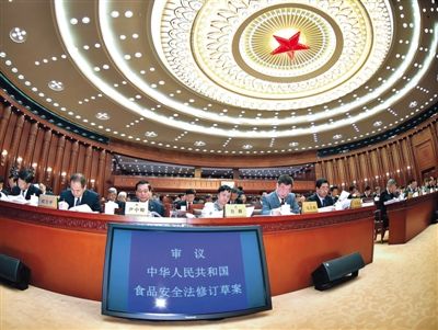 昨日，食品安全法修訂草案提交十二屆全國(guó)人大常委會(huì)第十四次會(huì)議進(jìn)行三審。 新華社記者 李濤 攝