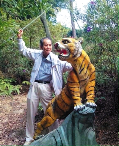 2015年1月10日，區(qū)少坤到廣東肇慶九龍湖游玩，拍攝打虎圖。
