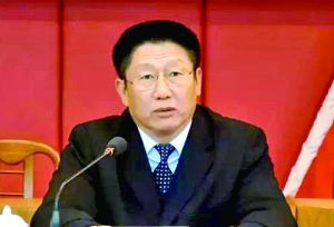 他曾身居要職，在仕途上平步青云，“連跳式”升官；他如今落馬，被查出近乎瘋狂地收受巨額利益、用公款送禮，還隱瞞“裸官”身份、在私企老板的安排下多次嫖娼、參與賭博、與多名女性通奸，被一線辦案人員形容為“五毒俱全”的干部。近日，深圳原市委常委、政法委書記蔣尊玉的貪腐歷程被披露。