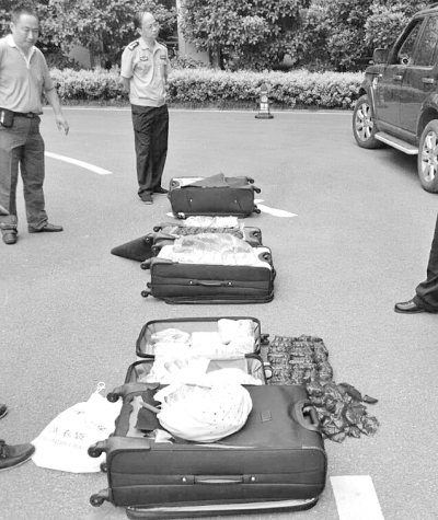 圖為民警搜出的毒品。