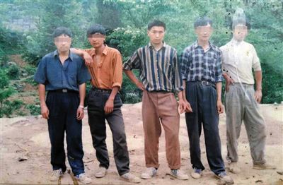 一次外出打工前，田仁信（中）與村里的伙伴合影。田仁信親屬供圖
