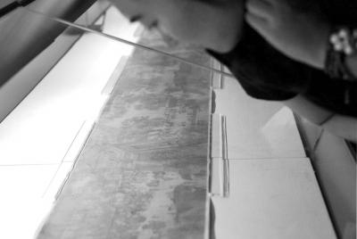 一名觀眾俯身細(xì)看《清明上河圖》。 京華時(shí)報(bào)記者王海欣攝