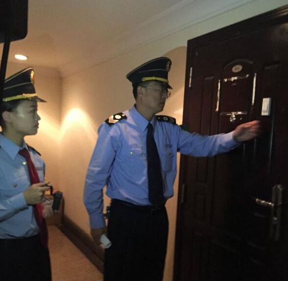 青島市衛(wèi)生監(jiān)督所的工作人員在郝愛勇診所執(zhí)法。