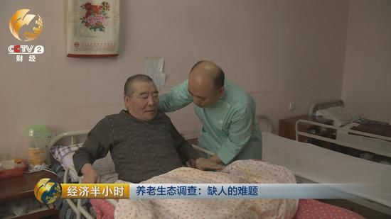 每天凌晨5點多，老姜就起床。幫老人挨個洗臉，口腔護理，換尿墊，擦身。