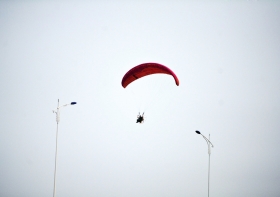 10月25日下午，動(dòng)力傘從一對(duì)路燈上空飛過(guò)