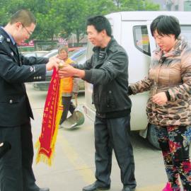 何姜姜的父母給民警送錦旗。