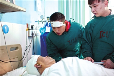 11月16日，王冬（頭部包裹紗布者）在照顧李大爺