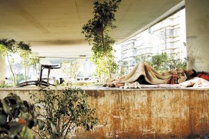 流浪者棲身城市高架橋下 生存無尊嚴(yán)隨時等死