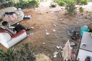 流浪者棲身城市高架橋下 生存無尊嚴(yán)隨時等死