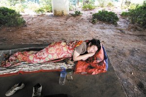 流浪者棲身城市高架橋下 生存無尊嚴(yán)隨時等死