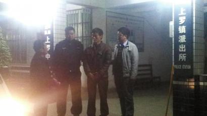 王強(qiáng)被抓獲歸案,右二為犯罪嫌疑人。