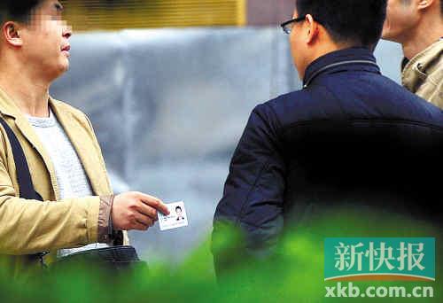 在進(jìn)行了近半個(gè)月暗訪調(diào)查中，有證販子告訴記者稱，二代身份證買賣已形成產(chǎn)業(yè)鏈，不僅貨源穩(wěn)定，生意也是相當(dāng)紅火。■正佳廣場(chǎng)附近，一名男子正向記者兜售二代身份證。