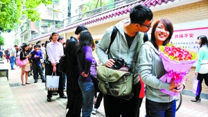 2011年11月11日，越秀區(qū)民政局，登記結(jié)婚的隊(duì)伍排了足有一百米長（資料圖片）?！∮浾唿S澄鋒攝