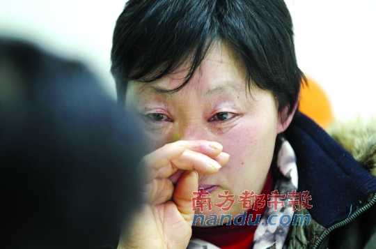 　　聽聞判決結(jié)果，被害人母親楊書會(huì)控制不住眼淚。南都記者徐文閣攝