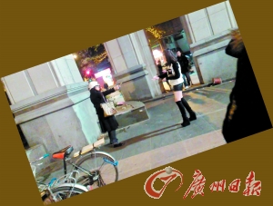 黑衣女拿著剪刀指著“保時(shí)捷女孩”。